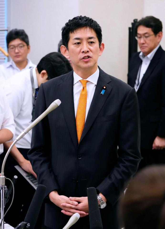 　記者団の取材に応じ、自民党総裁選に立候補する意向を表明した小林元経済安保相