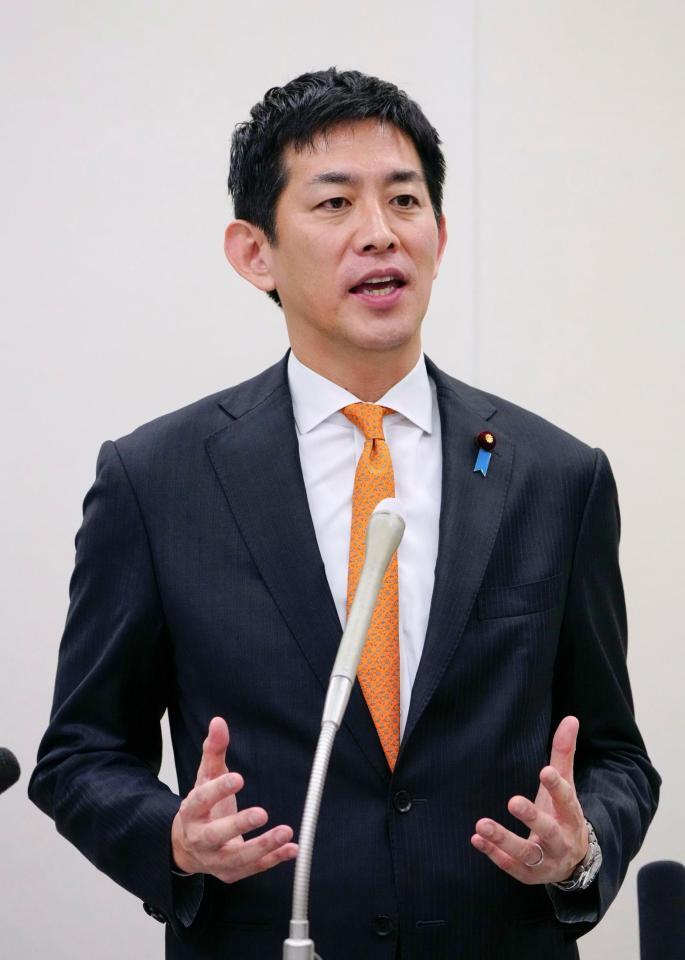 　記者団の取材に応じ、自民党総裁選に立候補する意向を表明した小林元経済安保相