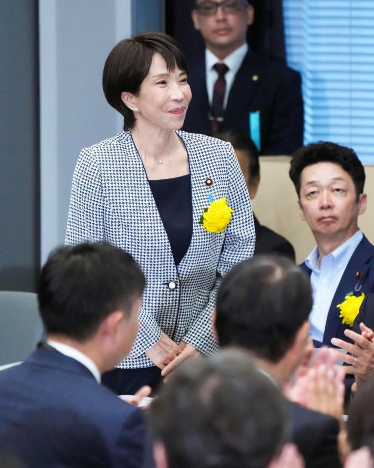 　国会内で開かれた会合に出席した自民党の高市前経済安保相（左）