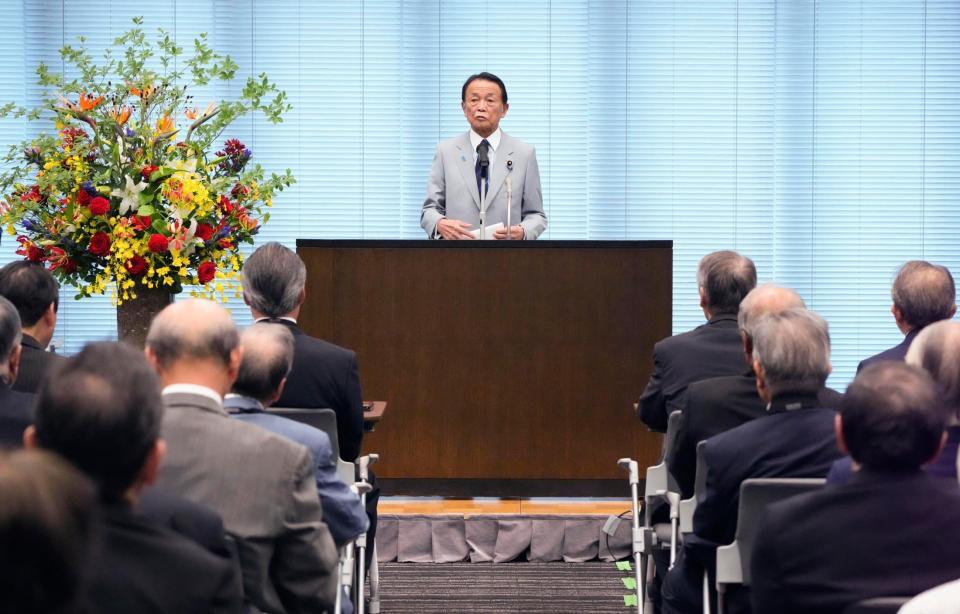 　国会内で開かれた悠仁さまの成年式を祝う集いで、祝辞を述べる自民党の麻生最高顧問