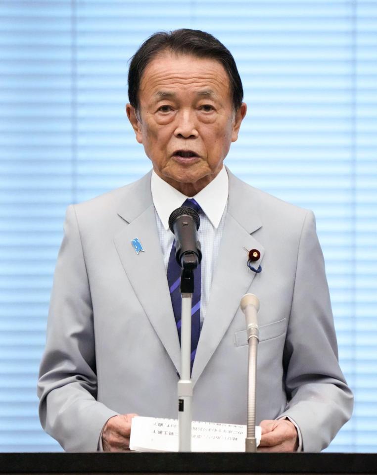 　国会内で開かれた悠仁さまの成年式を祝う集いで、祝辞を述べる自民党の麻生最高顧問