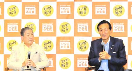 　ワタミ新商品発表会に出席したアンバサダーを務める徳光和夫アナウンサー（左）渡邉美樹会長兼ＣＥＯ