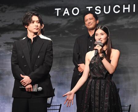 　イベントに登場した山﨑賢人（左）と土屋太鳳（撮影・園田高夫）