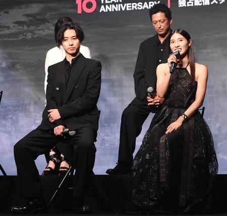 　イベントに登場した山﨑賢人（左）と土屋太鳳（撮影・園田高夫）