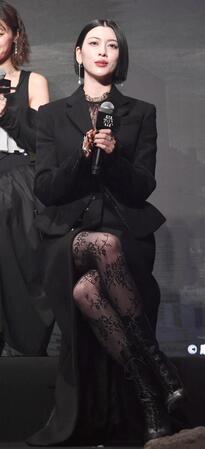 　大胆な衣装で登場した三吉彩花（撮影・園田高夫）