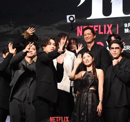 　共演者らと自撮りをする山﨑賢人（中央左）と土屋太鳳（中央右）＝撮影・園田高夫