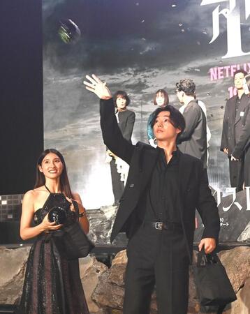 　サインボールをファンに投げる山﨑賢人（右）と土屋太鳳（撮影・園田高夫）