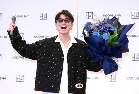 　誕生日の花束に喜ぶ安田章大（撮影・金田祐二）