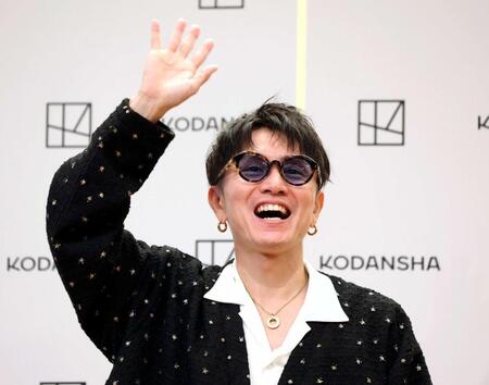 　笑顔で手を振る安田章大