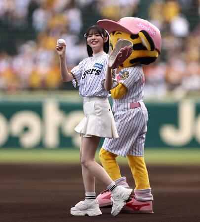 　マウンドに向かうＦＲＵＩＴＳ　ＺＩＰＰＥＲの鎮西寿々歌（撮影・北村雅宏）