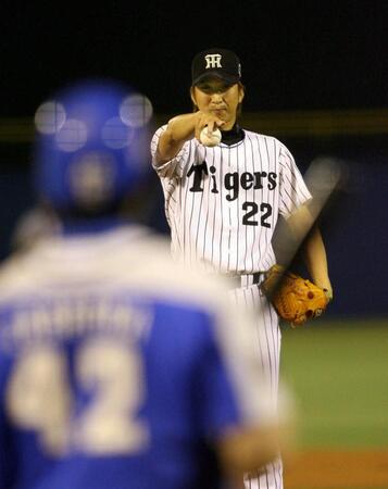 　オールスター第１戦で西武・カブレラ選手（手前）に「直球勝負宣言」をする阪神・藤川球児投手＝２００６年７月