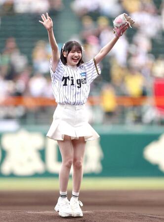 　始球式を務めるＦＲＵＩＴＳ　ＺＩＰＰＥＲ・鎮西寿々歌