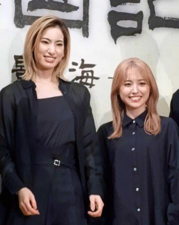 　東宝ミュージカル作品は初主演となる柚香光。右は加藤梨里香