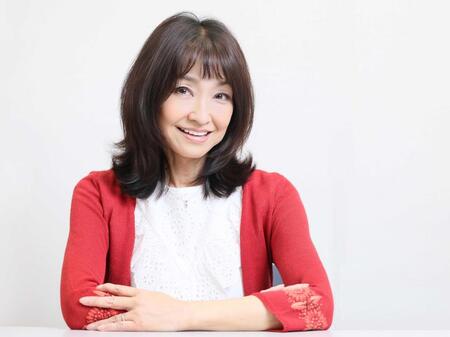 　ポーズを決める石川ひとみ（撮影・石井剣太郎）