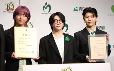 　任命状を贈られた（左から）Ｍｒｓ．　ＧＲＥＥＮ　ＡＰＰＬＥの藤澤涼架、大森元貴、若井滉斗