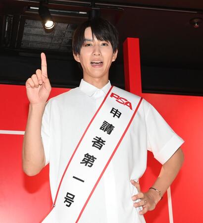 　申請者第一号としてナンバーワンポーズをするはじめしゃちょう（撮影・園田高夫）