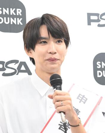 　はじめしゃちょうの左手薬指にキラリと光る結婚指輪が…（撮影・園田高夫）