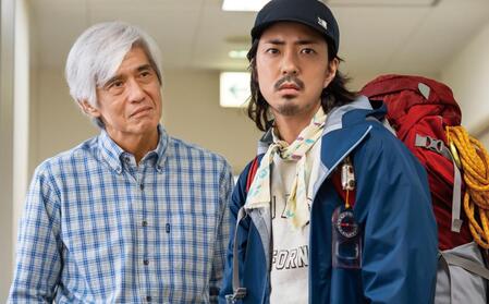 　映画「てっぺんの向こうにあなたがいる」に出演した佐藤浩市（左）と若葉竜也（©２０２５「てっぺんの向こうにあなたがいる」製作委員会）