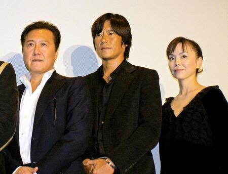 色気がすごい…。舞台あいさつに登場した豊川悦司ら＝２００４年撮影