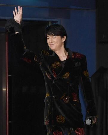 　ファンに手を振り登場する福山雅治（撮影・園田高夫）