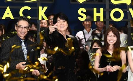 　笑顔でポーズを決める福山雅治（中央）と有村架純（右）＝撮影・園田高夫