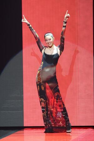 　登場しポーズをきめる森星（撮影・金田祐二）