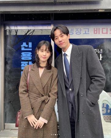 　イ・ジュニョンの公式インスタグラム＠ｒｅａｌ＿２ｊｕｎｙｏｕｎｇより　イ・ジュニョン（右）は人気ドラマ「おつかれさま」でＩＵの恋人役を演じた