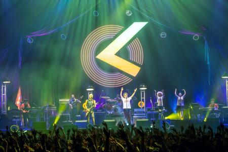 　パフォーマンスを行うＯｏｏｃｈｉｅ　Ｋｏｏｃｈｉｅの吉川晃司（左）と奥田民生　©平野タカシ