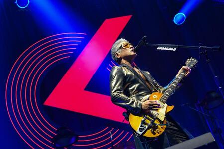 　パフォーマンスを行うＯｏｏｃｈｉｅ　Ｋｏｏｃｈｉｅの吉川晃司　©岸田哲平