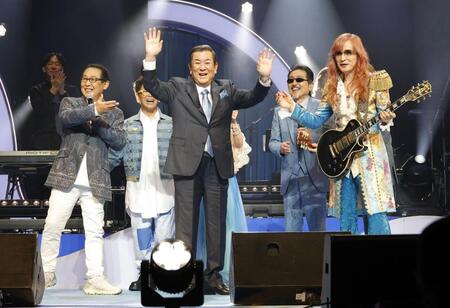 　声援に応える加山雄三（中央）とザ・ヤンチャーズ