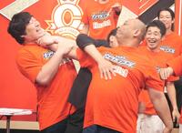 　ロングコートダディ・兎（左）の首を絞めるトム・ブラウンのみちお