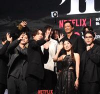 　共演者らと自撮りをする山﨑賢人（中央左）と土屋太鳳（中央右）＝撮影・園田高夫