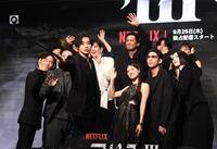 　共演者らと自撮りをする山﨑賢人（中央左）と土屋太鳳（中央右）＝撮影・園田高夫