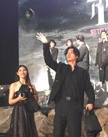 　サインボールをファンに投げる山﨑賢人（右）と土屋太鳳（撮影・園田高夫）