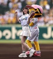 　マウンドに向かうＦＲＵＩＴＳ　ＺＩＰＰＥＲの鎮西寿々歌（撮影・北村雅宏）