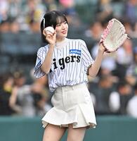 　ファーストピッチセレモニーを務めたＦＲＵＩＴＳ　ＺＩＰＰＥＲの鎮西寿々歌（撮影・西田忠信）