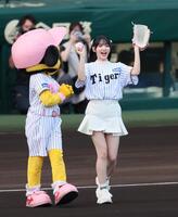 　ファーストピッチセレモニーを務め、マウンドへ向かうＦＲＵＩＴＳ　ＺＩＰＰＥＲの鎮西寿々歌（撮影・立川洋一郎）