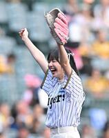 　ファーストピッチセレモニーを終え笑顔のＦＲＵＩＴＳ　ＺＩＰＰＥＲの鎮西寿々歌（撮影・西田忠信）