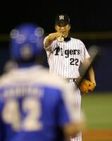 　オールスター第１戦で西武・カブレラ選手（手前）に「直球勝負宣言」をする阪神・藤川球児投手＝２００６年７月