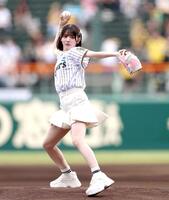 　始球式を務めるＦＲＵＩＴＳ　ＺＩＰＰＥＲ・鎮西寿々歌