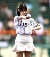 　マウンド上でポーズをとるＦＲＵＩＴＳ　ＺＩＰＰＥＲ・鎮西寿々歌（撮影・北村雅宏）