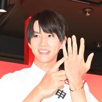 　結婚指輪を披露するはじめしゃちょう（撮影・園田高夫）