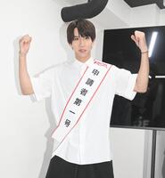 　申請者第一号のはじめしゃちょうがガッツポーズで登場する（撮影・園田高夫）