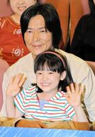 親子役を演じた芦田愛菜をヒザに乗せる豊川悦司＝２０１２年撮影