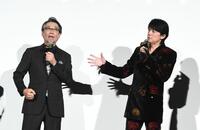 　生瀬勝久（左）と息の合ったトークをする福山雅治（撮影・園田高夫）