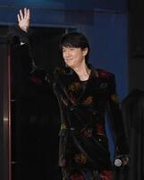 　ファンに手を振り登場する福山雅治（撮影・園田高夫）