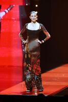 　登場しポーズをきめる森星（撮影・金田祐二）