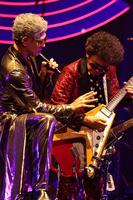 　パフォーマンスを行うＯｏｏｃｈｉｅ　Ｋｏｏｃｈｉｅの吉川晃司（左）と奥田民生　©三浦憲治