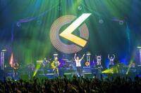 　パフォーマンスを行うＯｏｏｃｈｉｅ　Ｋｏｏｃｈｉｅの吉川晃司（左）と奥田民生　©平野タカシ