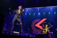 　パフォーマンスを行うＯｏｏｃｈｉｅ　Ｋｏｏｃｈｉｅの吉川晃司（左）と奥田民生　©岸田哲平